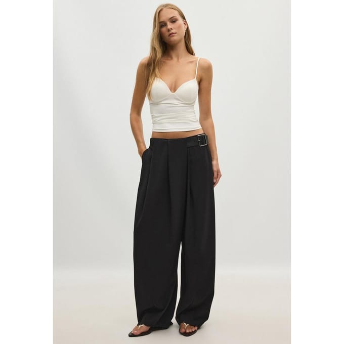 Stradivarius Pantalon met plooien en riem  Zwart 42