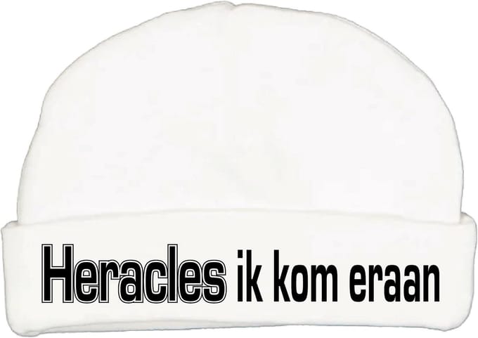 Babymutsje met de tekst: Heracles ik kom eraan !