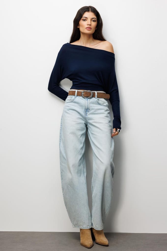Asymmetrische Kraag Slim Fit Crop Blouse met Uitsnijding
