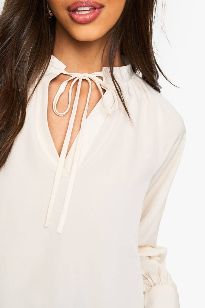 boohoo Dames Gerimpelde blouse met strik-hals | Ecru | Maat: 10