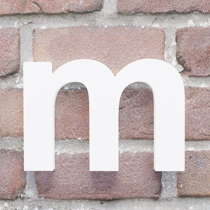 Huisnummer Arial m wit - Maat: Middel (15 cm) - zelfklevend - Huisnummerbord -