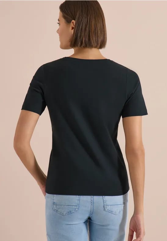 Shirt met boothals en Wording Artwork