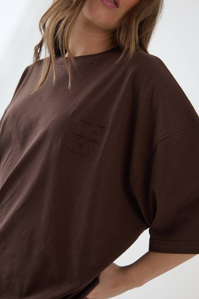 Dames Dsgn Studio Oversized T-shirt Met Applicatie Van Eigen Stof | Dark Chocolate | Maat: Medium