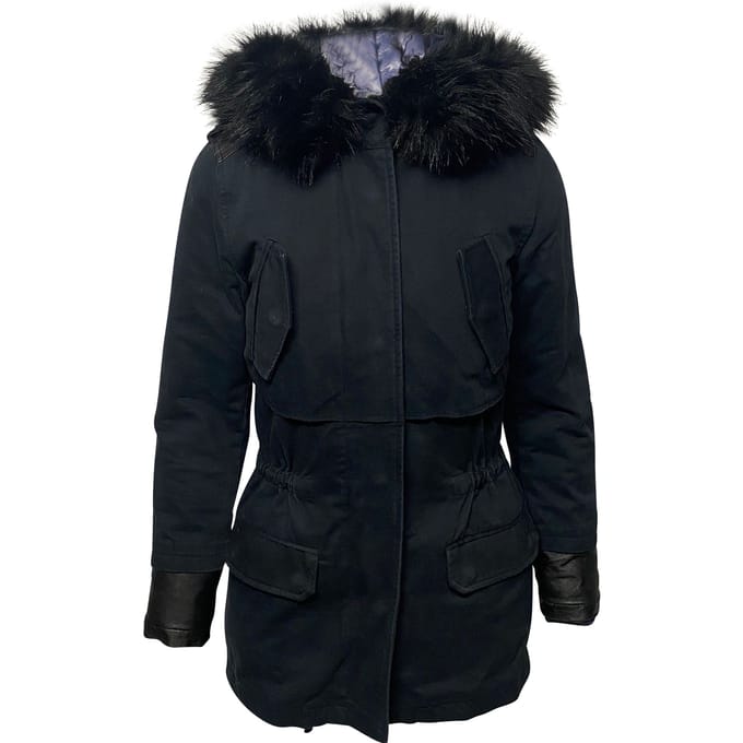Maje lange donsjas met capuchon en bontkraag in blauw nylon.