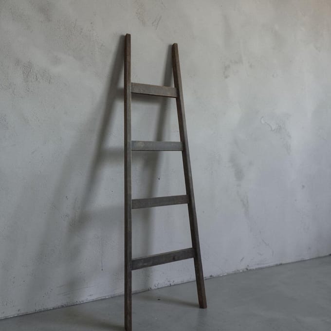 Grijze ‘old look’ decoratieladder