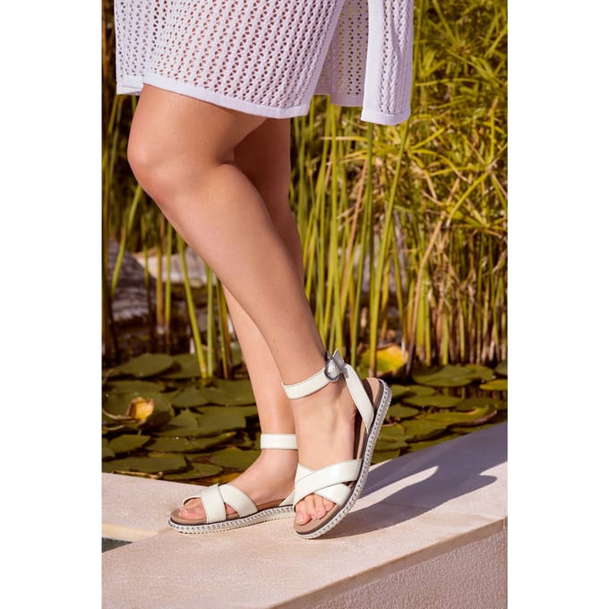 Yours Witte Sandalen Met Gekruiste Band In Brede Pasvormsize 38EEE