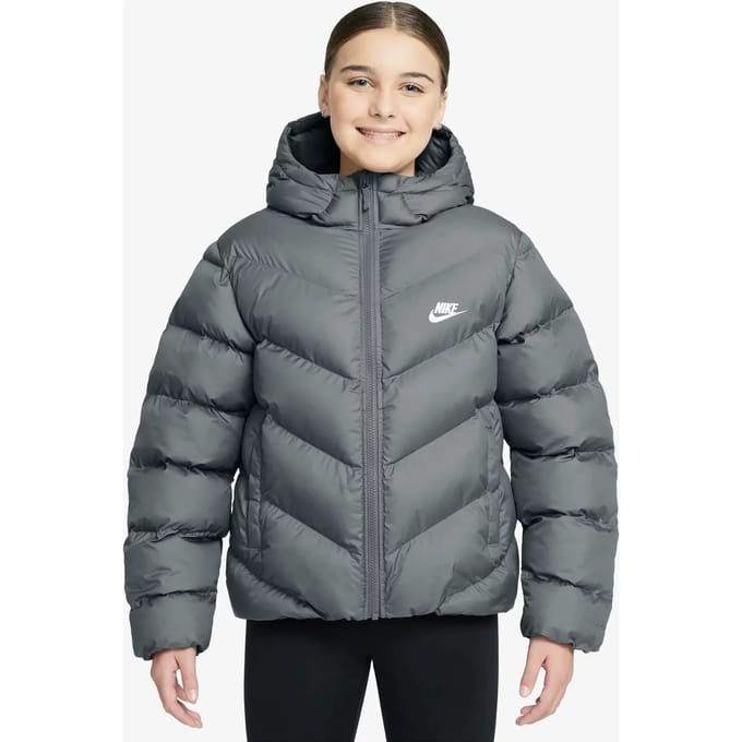 Nike Gewatteerd Therma-FIT jack met ruime pasvorm voor kids Sportswear All Day Play - Grijs, Grijs 12-13Y