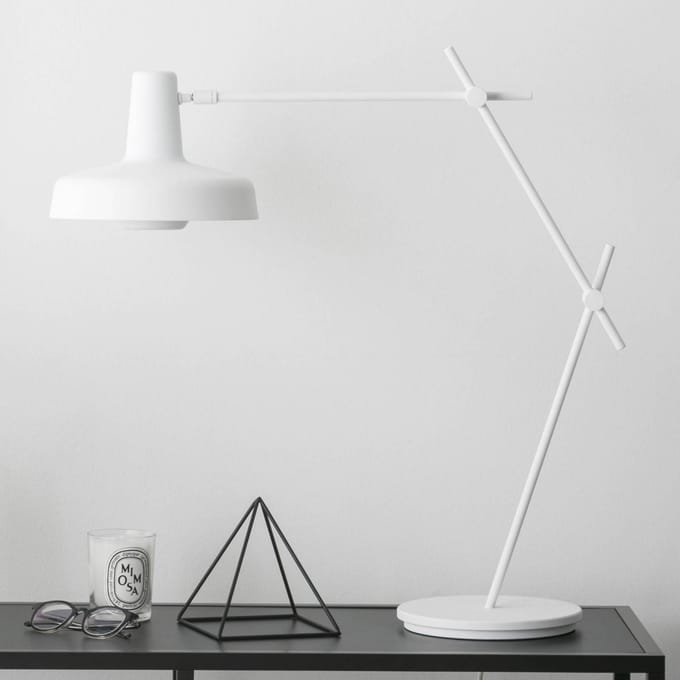 GRUPA Arigato tafellamp, driedelige arm, wit