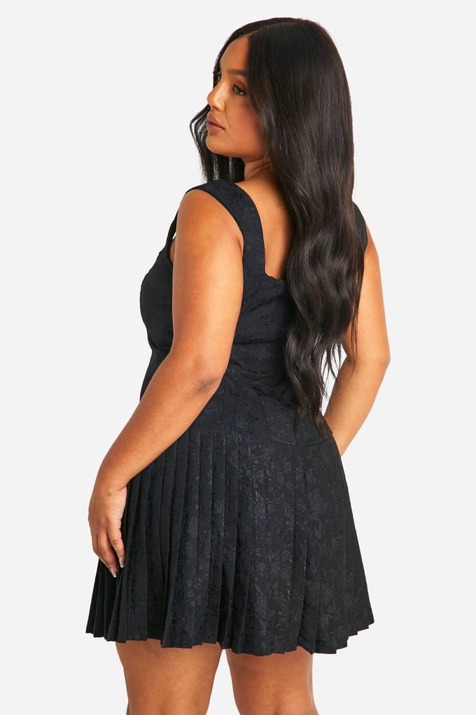 boohoo Dames Plus Satin Gerafelde Ruffle-zoom Jurk | Zwart | Maat: 54