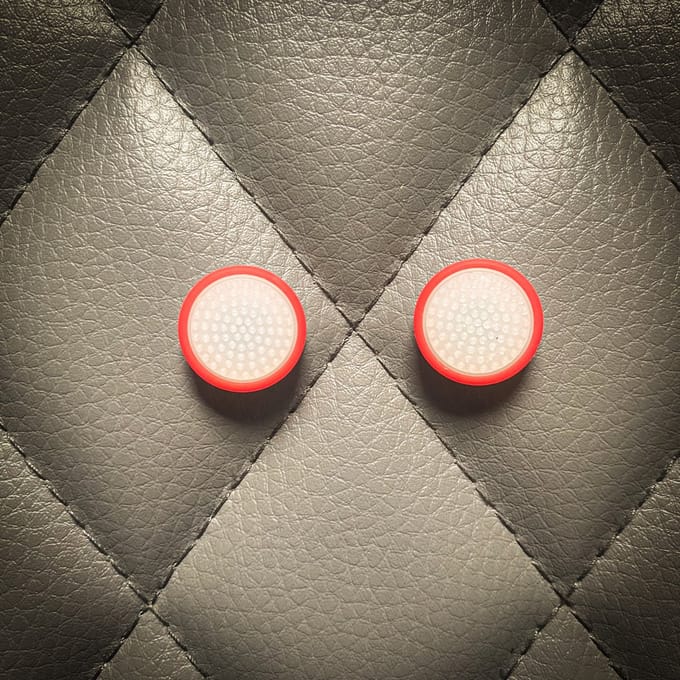 Gaming Thumb Grips - geschikt voor de Nintendo Switch (Oled, Lite) - 1 set = 2 duimgrips - wit/rood