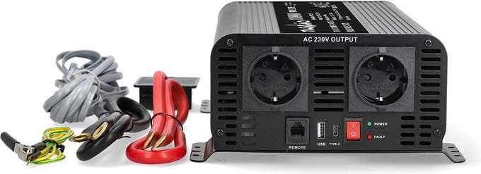 Nedis Auto Omvormer 1000W – 12V / 230V – 2x Stopcontact + USB-A & USB-C – Zuivere Sinusgolf – Schroefaansluiting – Spanningsomvormer
