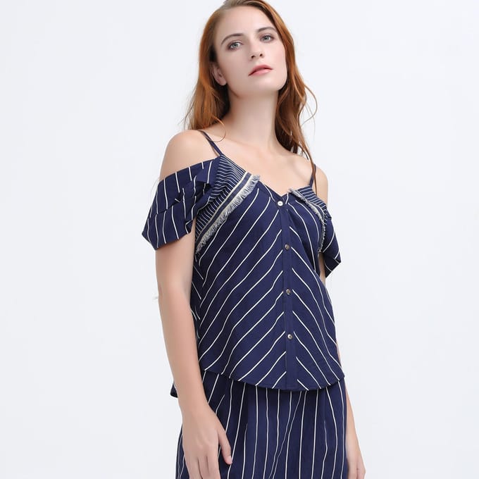 Off-shoulder streep top