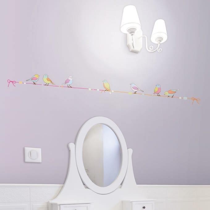 Decoratieve muurstickers met mussen op een draad.