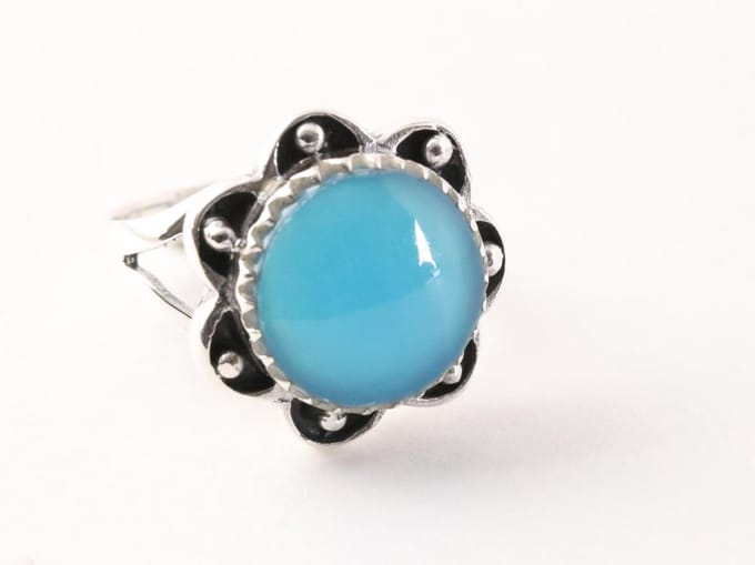 Bewerkte bloemvormige zilveren ring met blauwe agaat - maat 19