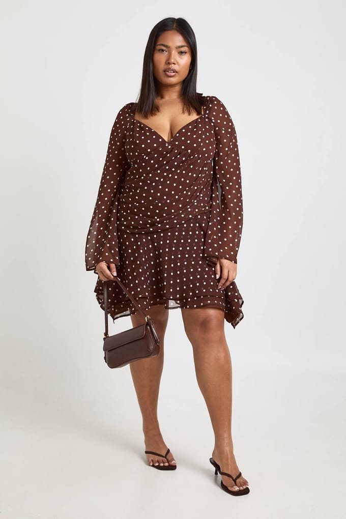 boohoo Dames Plus Size Polkadot Chiffon Godet Skater | Chocolate | Maat: 16
