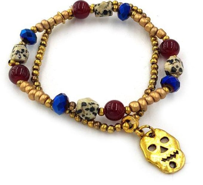 Dubbele kralenarmband goud rood blauw met doodshoofd hangertje
