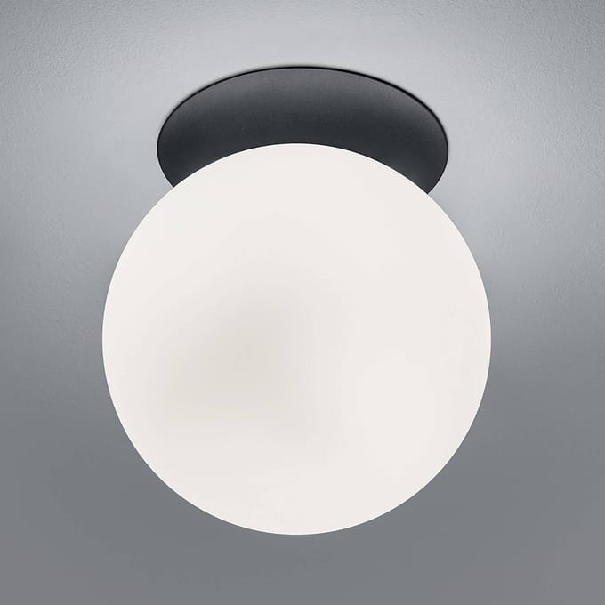HELL Blob plafondlamp, opalen glazen bolkap, Ø 25 cm