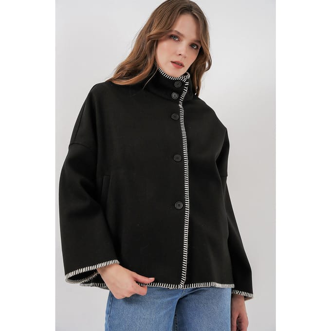 Jas met textuur en kleurrijke stiksels en een halve turtleneck