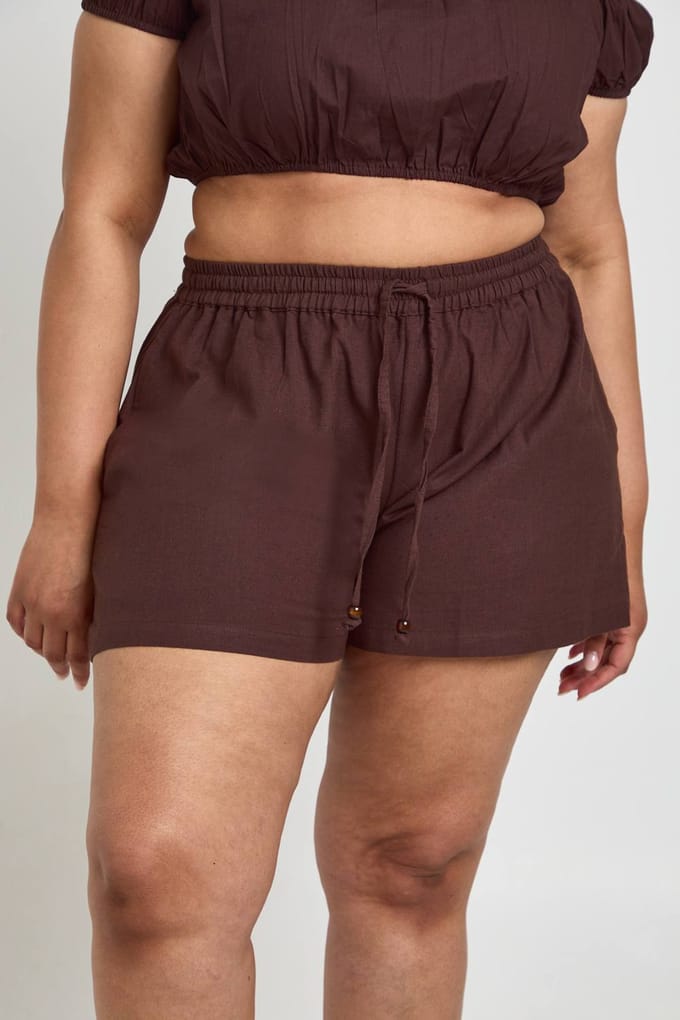 boohoo Dames Plus Linnen Short Met Kralensierrand En Elastische Taille | Chocoladebruin | Maat: 52
