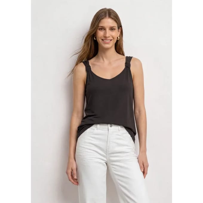 Top met V-hals en knoopdetail