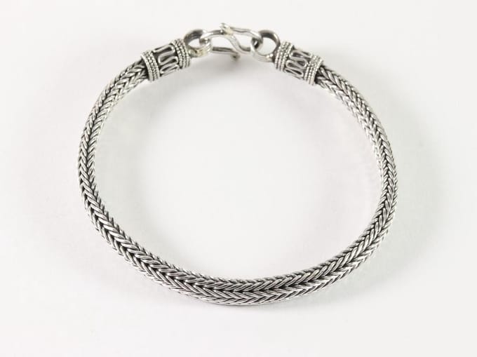 Zware zilveren snake armband met bewerkte sluiting - 23 cm