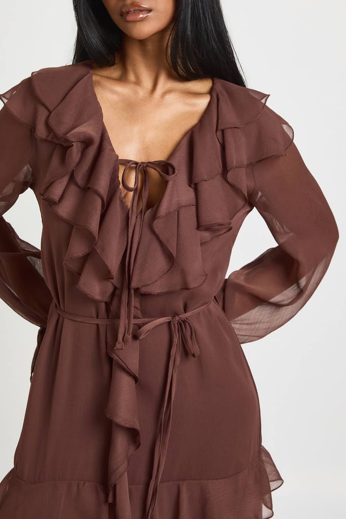 boohoo Dames Chiffon Maxi Jurk met Ruffle Details en Zwevende Pasvorm | Chocoladebruin | Maat: 36