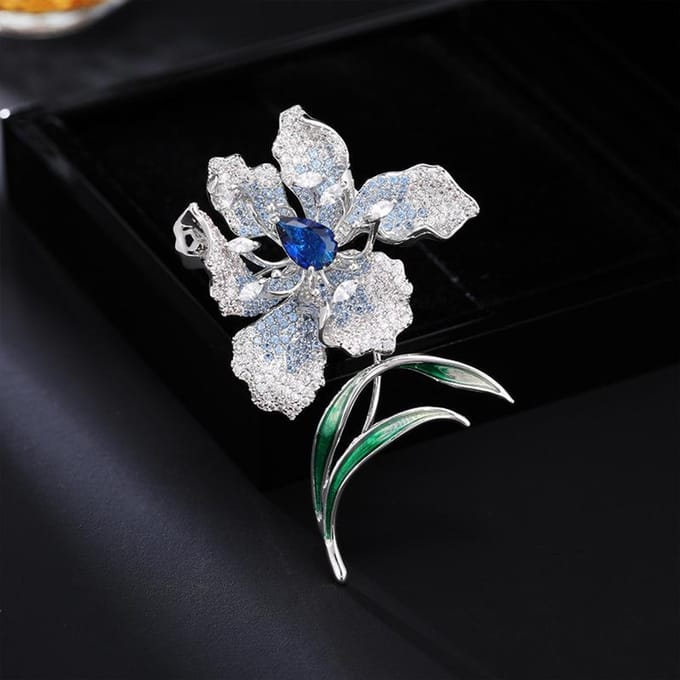 Broche Élégante à Fleurs Dégradées Design de Luxe Léger pour Femmes Broche Tendance et Polyvalente Sens du Design de Niche Accessoires Quotidiens gray