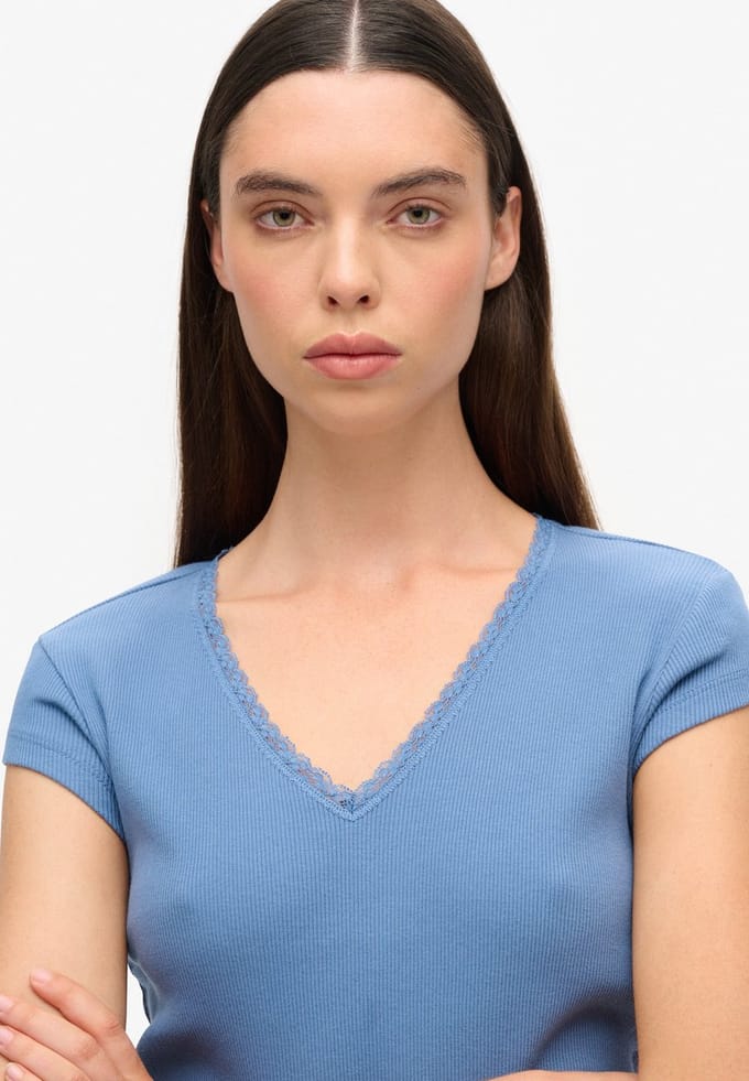 Superdry - Athletic Essentials top met V-hals en kanten rand - Dames - Tops