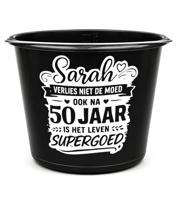 Bedrukte zwarte emmer – 12 liter - tekst - spreuk Sarah - 50 jaar