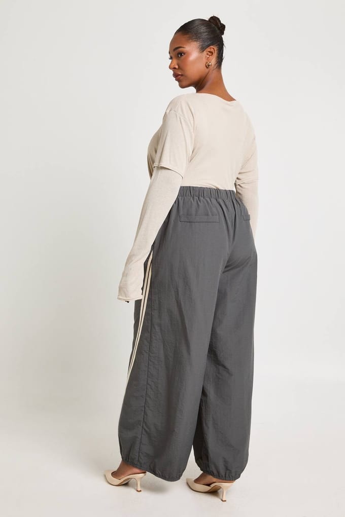 boohoo Dames Plus Gestreepte Nylon Balloon Wijde Pijpen Broek | Houtskool | Maat: 50