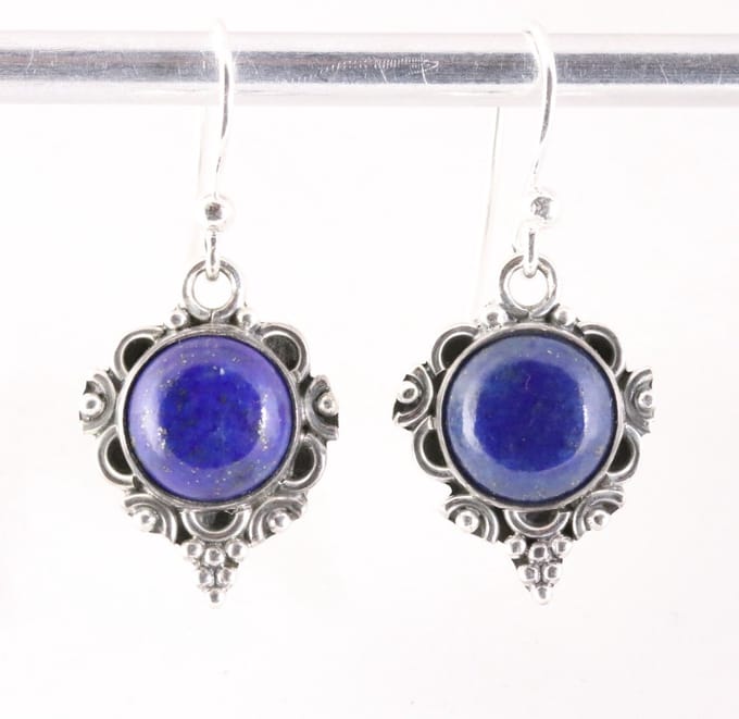 Bewerkte zilveren oorbellen met lapis lazuli