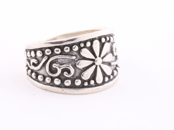 Bewerkte zilveren ring met bloemgravering - maat 18