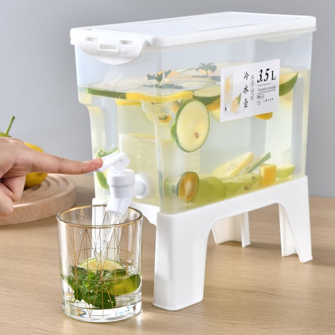 Drankdispenser met grote capaciteit voor de koelkast, witte drankkan met kraantje. beige
