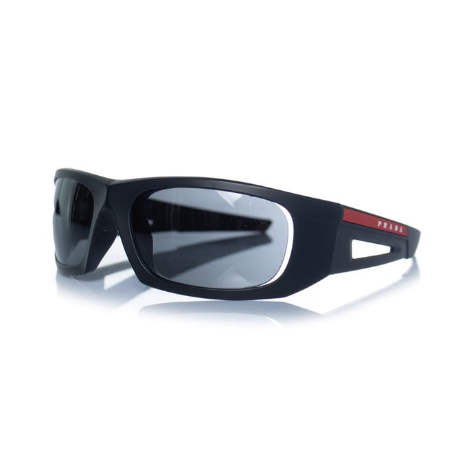 Prada, matte zwarte zonnebril met rood logo