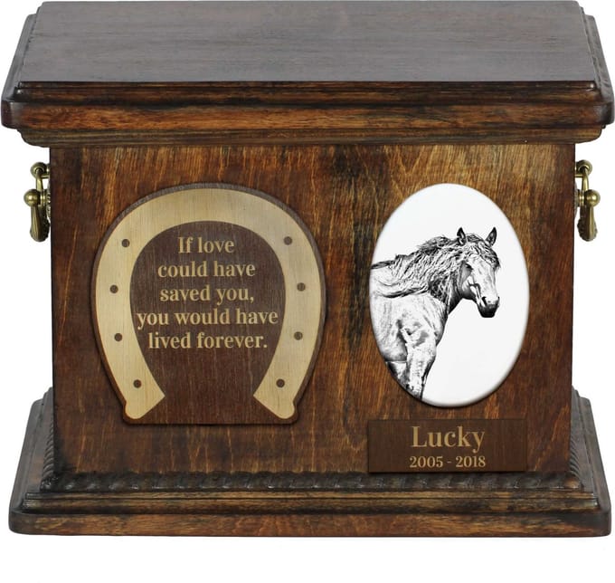 Urn voor Basque Mountain Horse - gepersonaliseerde box voor dierenas.