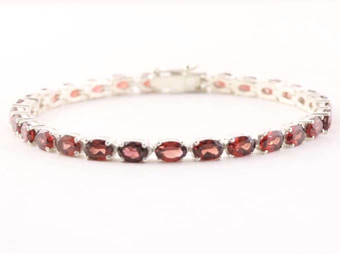 Zilveren tennisarmband met granaat