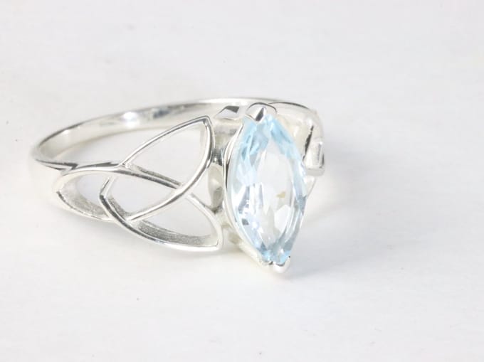 Opengewerkte hoogglans zilveren ring met blauwe topaas - maat 17