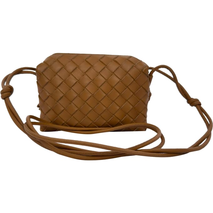 Bottega Veneta Mini Loop Camera Tas in Bruin Lamsleer