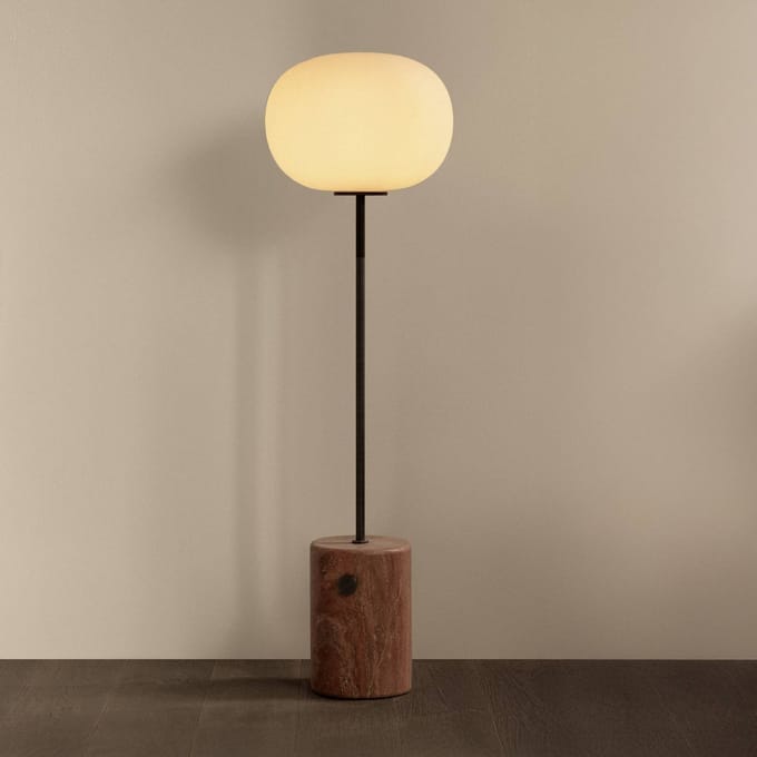 Audo Copenhagen Audo vloerlamp JWDA, brons/rood, travertijn, 130 cm, dimbaar.
