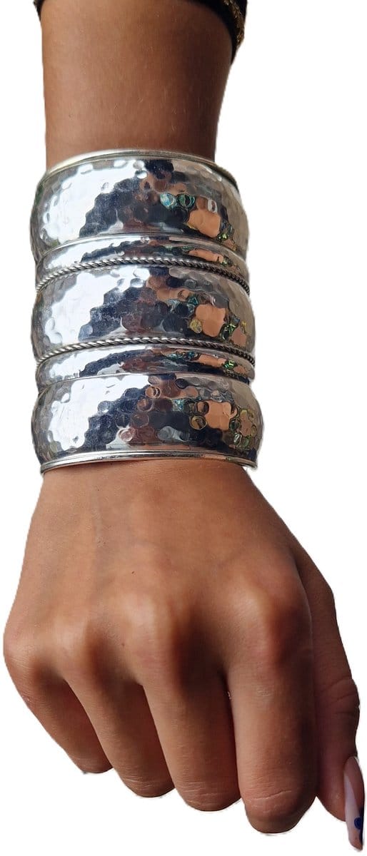 Brede armband / klemarmband zilverkleurig