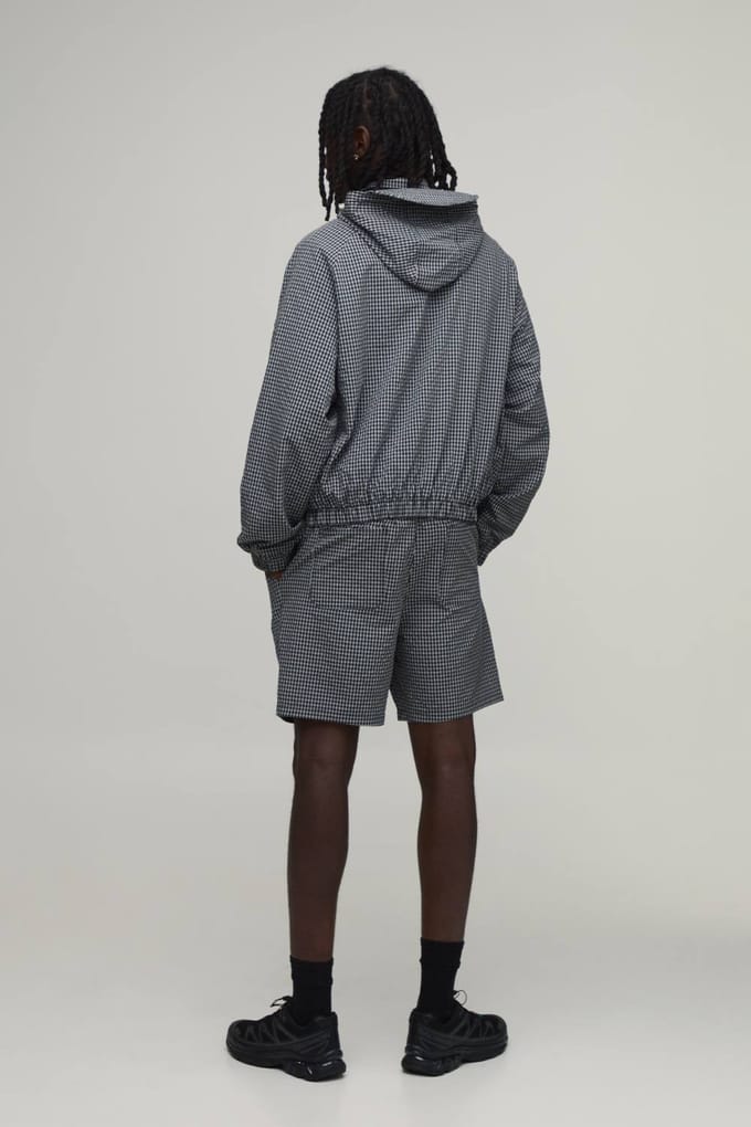 Oversized Boxy Geruite Cagoule met Capuchon en Knevelsluitingen | Black | Size Medium