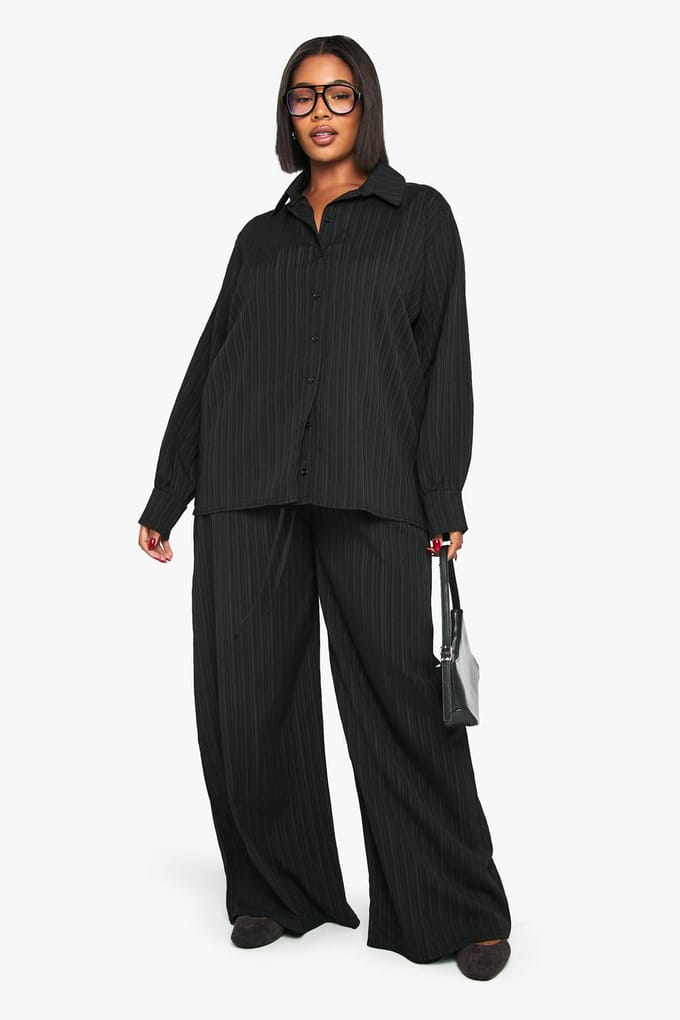 boohoo Dames Plus gekreukelde getextureerde elastische wijde pijpenbroek | Black | Maat: 16