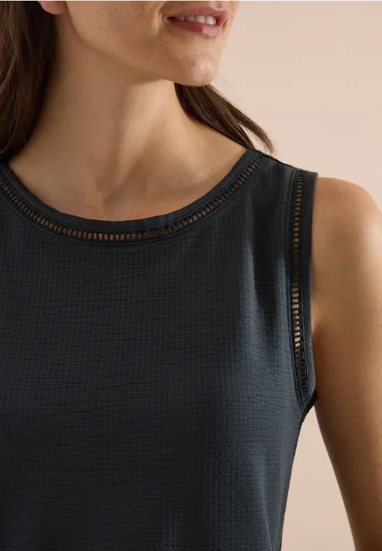 Top met boothals en kanten details