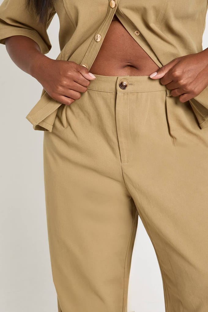 boohoo Dames Plus Twill Plooifront Wijde Pijpen Broek | Steen | Maat: 48