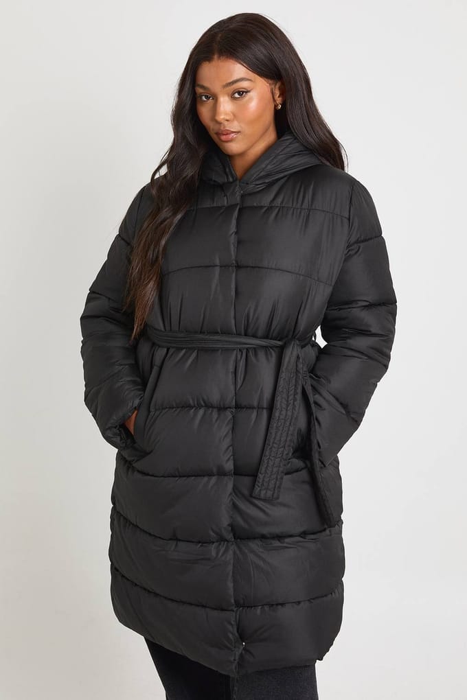 boohoo Dames Plus Pufferjas met ceintuur en lange snit | Black | Maat: 16