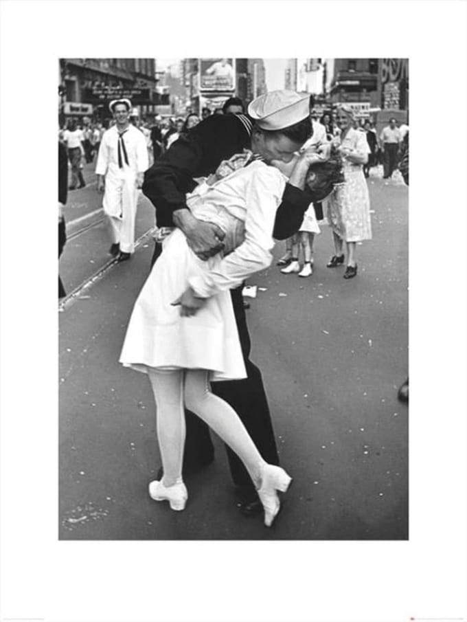 Kunstdruk Time Life - War Time Kiss 60x80cm