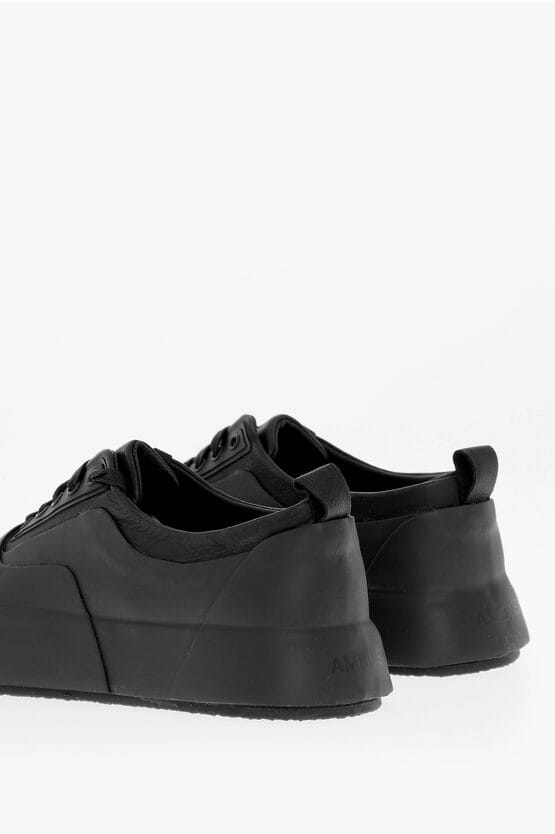 Effen leren en rubberen lage sneakers in zwart