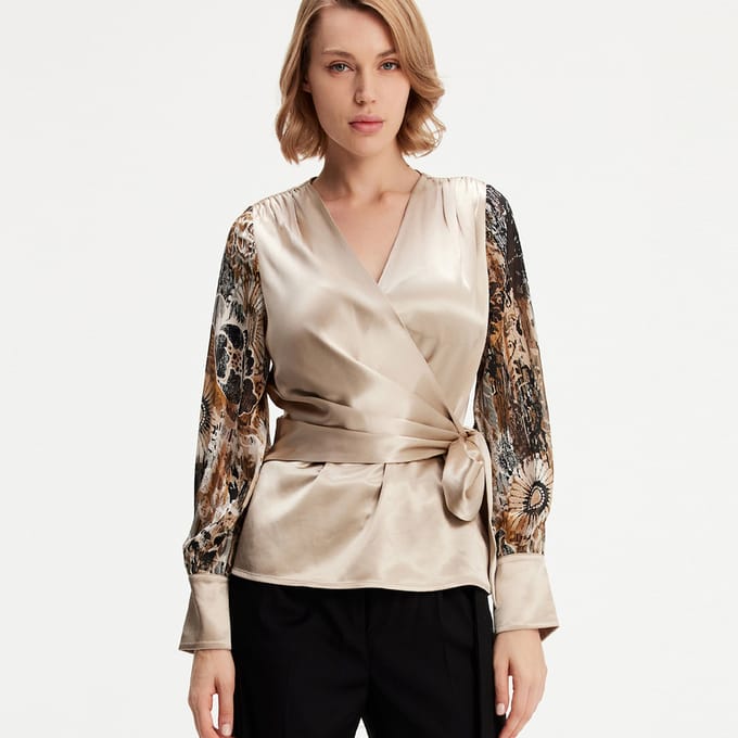 Cross Heart Top met bloemenprintmouwen