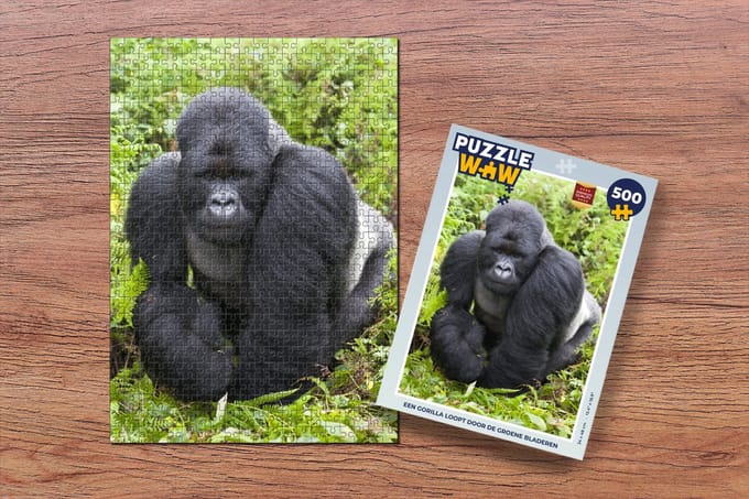 Puzzel Een Gorilla loopt door de groene bladeren - Legpuzzel - Puzzel 500 stukjes