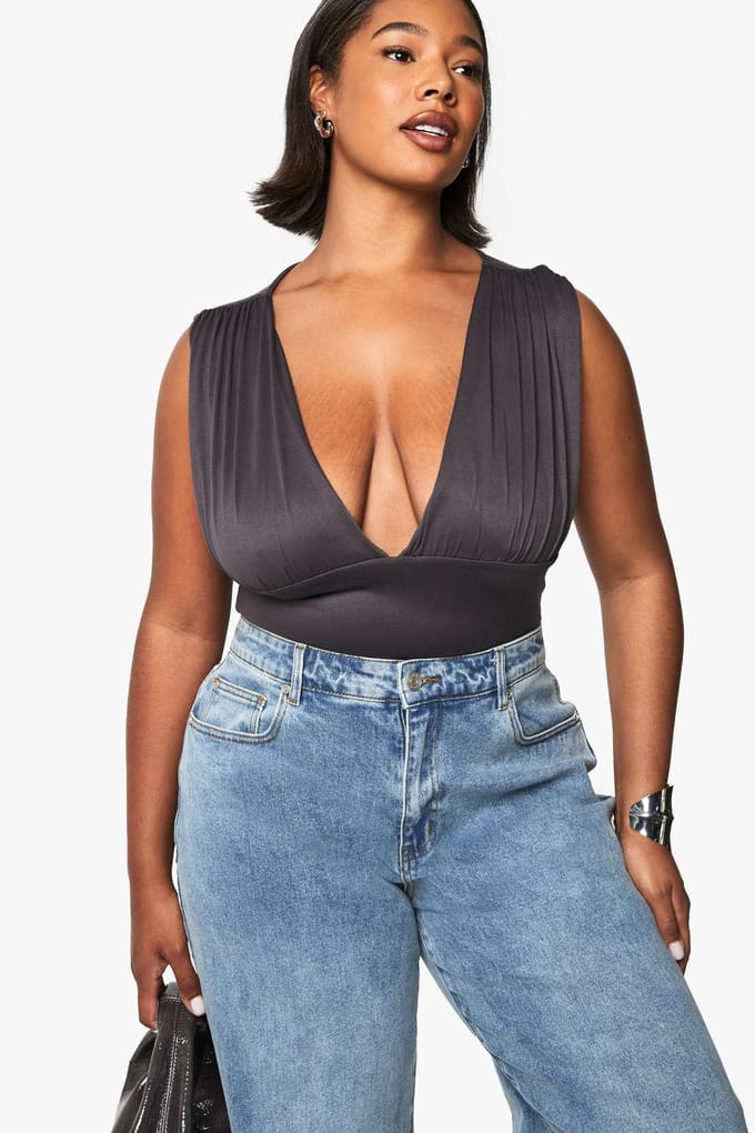 boohoo Dames Plus Brede Diepe V-Hals Bodysuit | Houtskool | Maat: 54